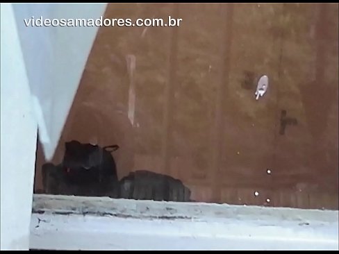 ❤️ Home cachondo mirando á súa moza con outro mozo, gravando un vídeo de carallo sen molestar á parella ️ Vídeo porno en nós ❤