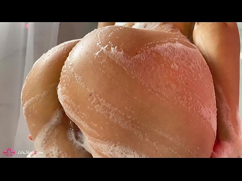 ❤️ Morena masturba o coño cun vibrador ata un orgasmo intenso na ducha ️ Vídeo porno en nós ❤