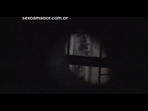 ❤️ Blondie é gravada en segredo por un voyeur do barrio escondido detrás de ladrillos ocos ️ Vídeo porno en nós ❤