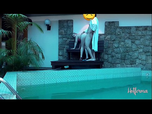 ❤️ O xefe invita a criada á piscina, pero non puido resistirse a un quente ️ Vídeo porno en nós ❤