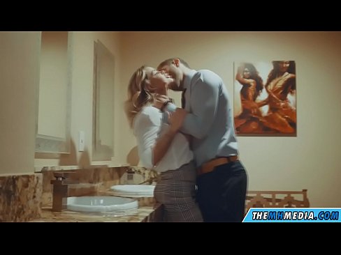 ❤️ Cando unha loura tetona seduce nun baño público ️ Vídeo porno en nós ❤